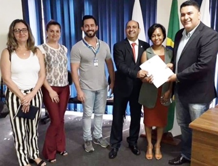 Ver. Luciano Lugão dir com professoras de Biomedicina e Renato Pedreiro Miguel